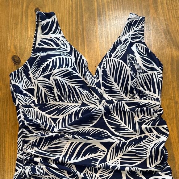 Navy & White leaf pattern swimdress built in shorts one piece swimwear NWOT XL - Picture 3 of 12